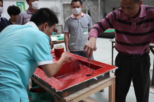 用輥筒壓實玻纖，排除多余樹脂