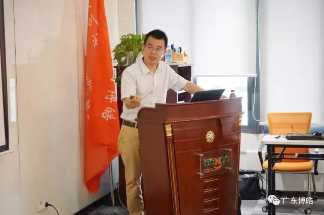 金陵力聯思有限公司工程師徐秀華講解《樹脂、膠衣產品知識及應用》